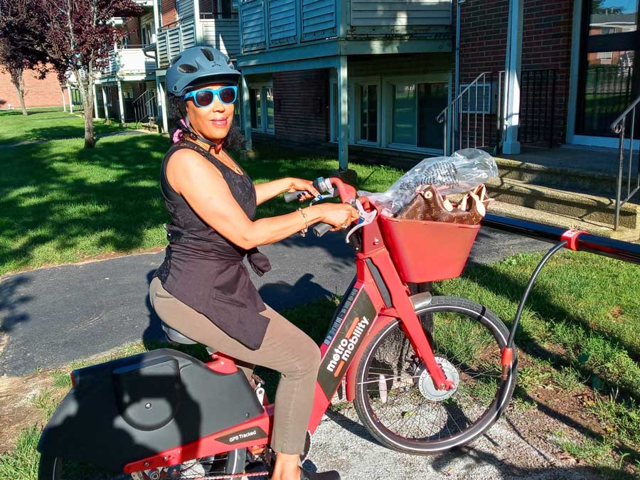 Woman shopping with Metro Mobility e-bike